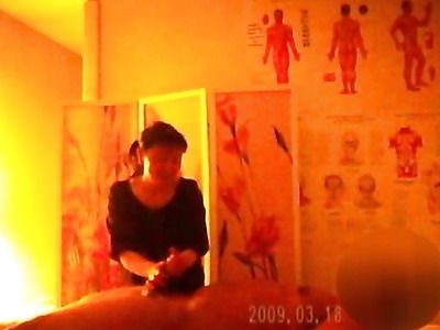 Une femme asiatique se fait masser la queue en caméra cachée