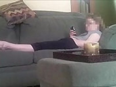 Une jeune femme surprise en train de se masturber devant un film porno sur la fessée en caméra cachée.