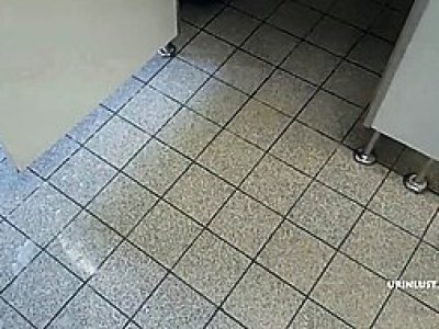 jeux de la douche dorée dans le loo de la gare HD