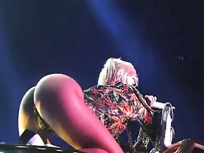 Salope Miley Cyrus suppliant d'être baisée, Porno 17 :