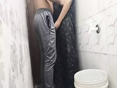 Sexe dans la salle de bain Tante chaude avec petit ami très Yang prenant