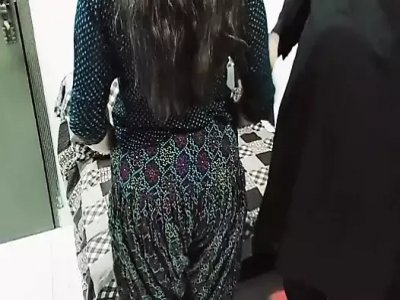 Une mère pakistanaise enlève le Shalwar Kameez pour son mari avec
