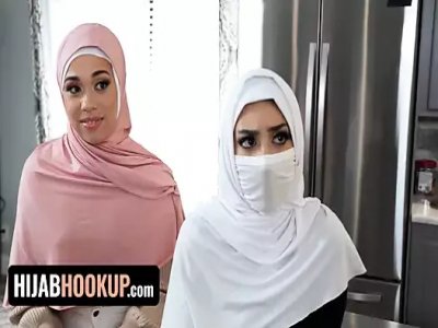 Hijab Hookup - Une adolescente innocente, Violet Gems, se dévoile.
