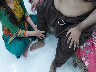 Bahu indien faisant un massage des pieds d'un vieux riche Sasur Than