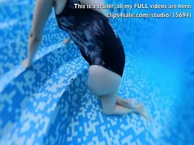 Orgasme des jambes croisées dans une piscine en plein air