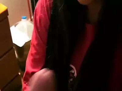 Massage des mains avec éjaculation faciale sur une milf philippine
