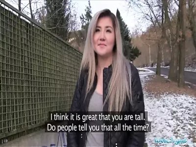 Agent public Une jolie Russe aime le sexe pour de l'argent