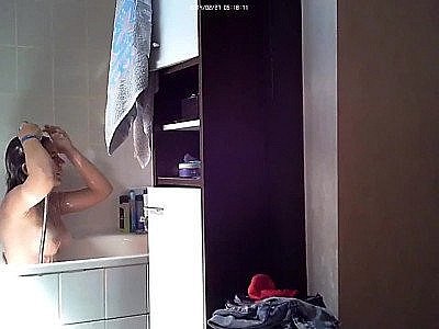 La salope du collège Aylie s'étale la chatte avant le bain